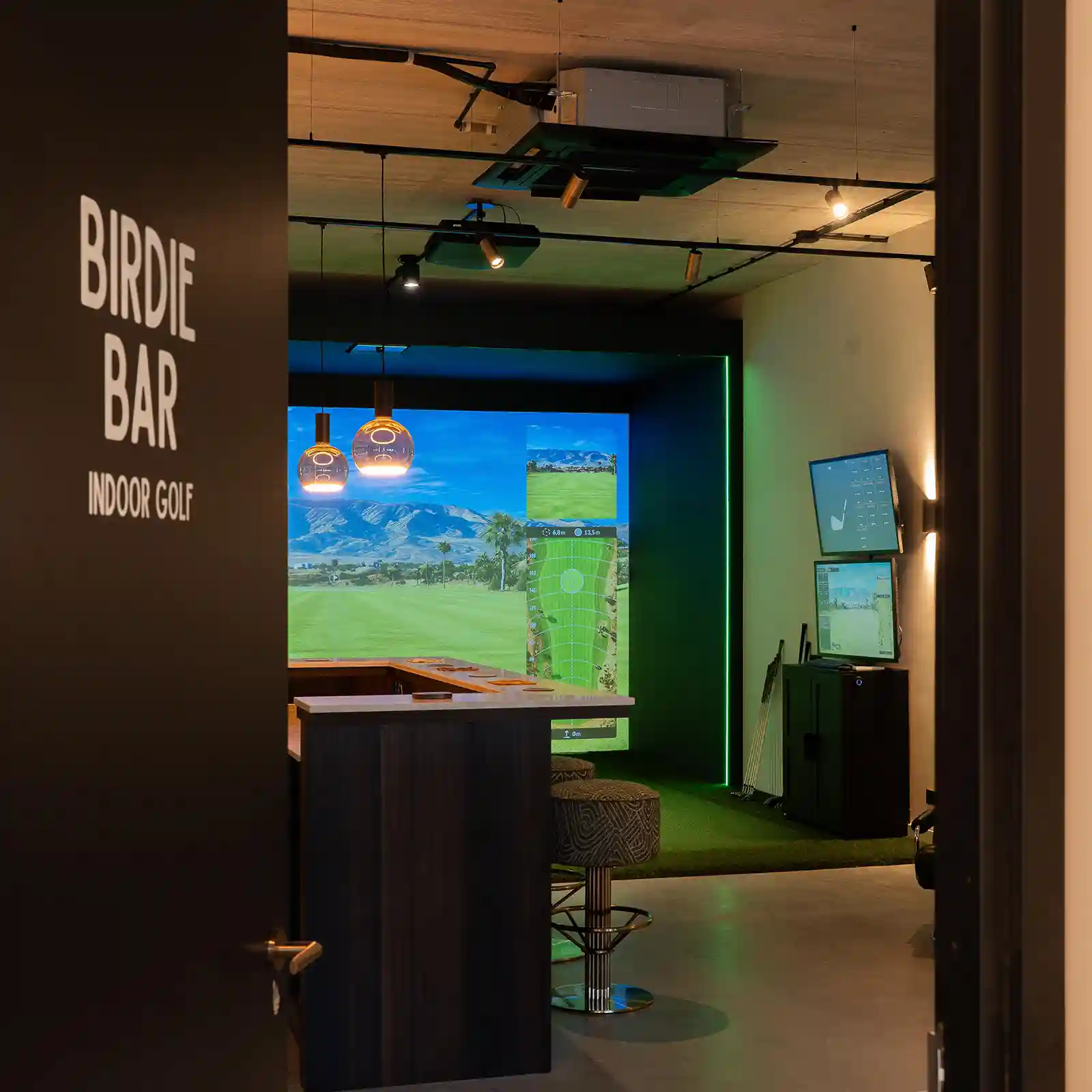 Ingang van Birdie Bar met zicht op de bar en de golfsimulator