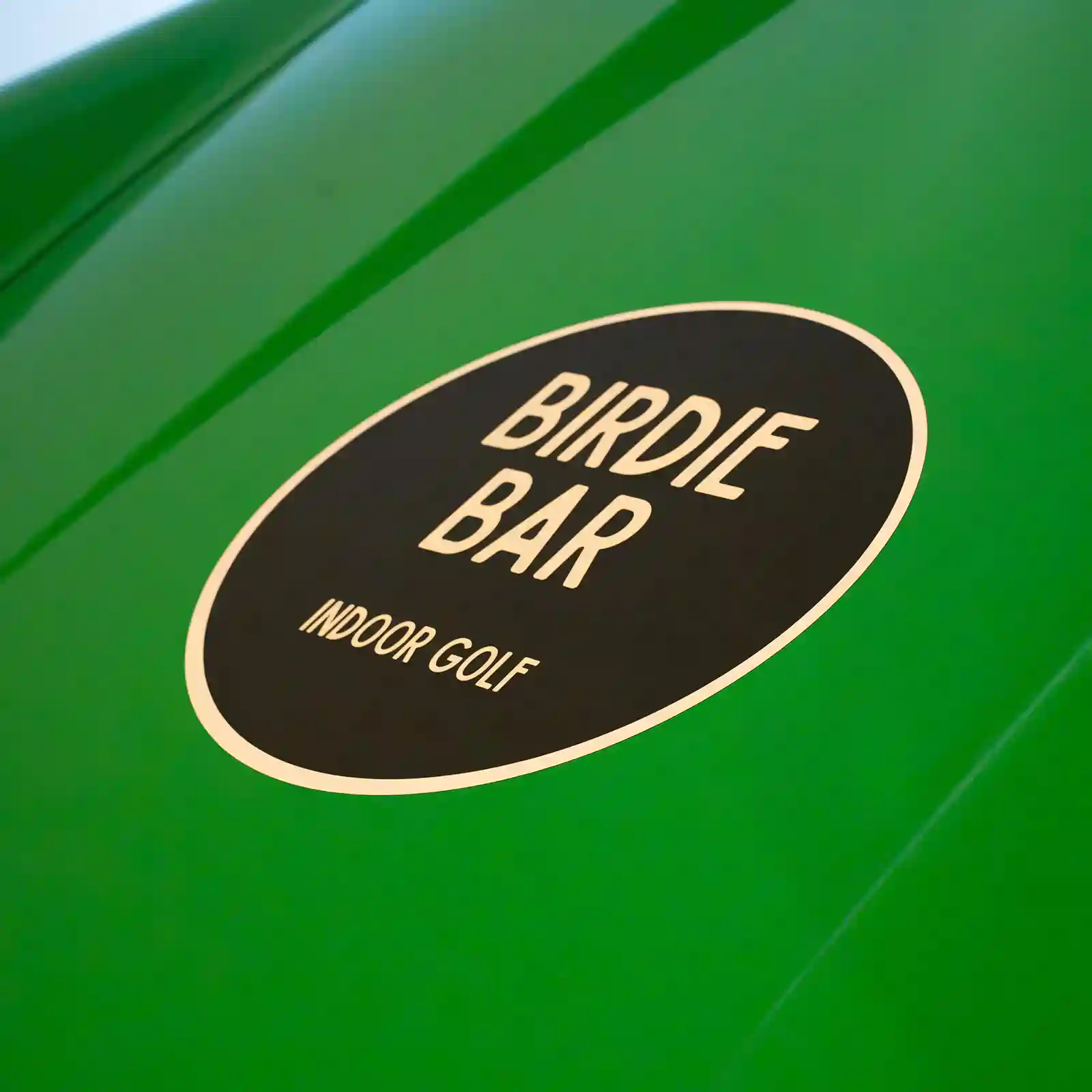 Logo van Birdie Bar Indoor Golf op glanzend groen