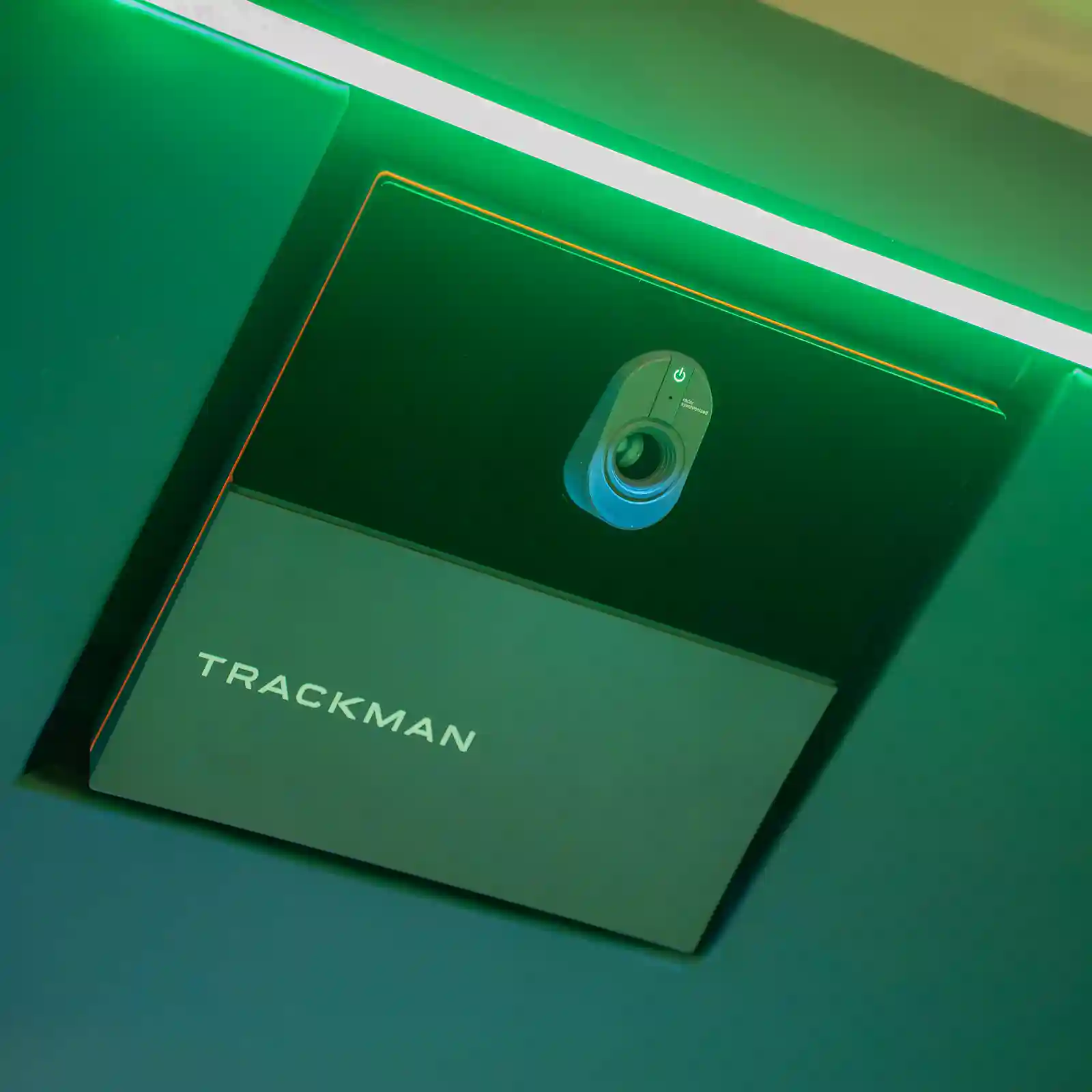 TrackMan-sensor aan het plafond van de simulatorbay